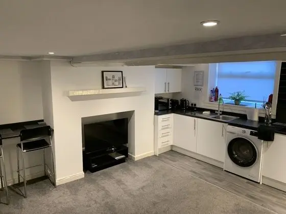 Classic Apart Daire, Özel Banyo (Lovely 2-bedroom basement)