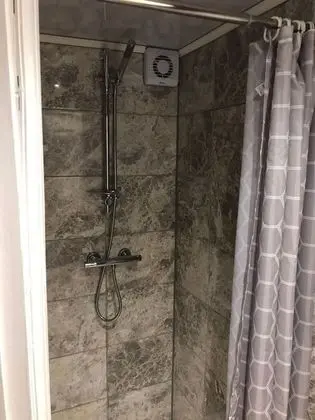 Classic Apart Daire, Özel Banyo (Lovely 2-bedroom basement)