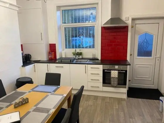Comfort Ev, Özel Banyo, Bahçe Manzaralı (Delightful 4bed townhouse)