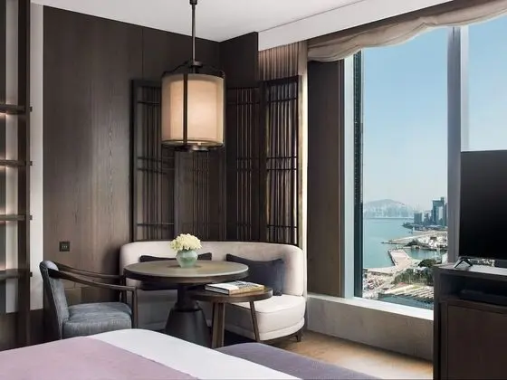 Room, 1 King Bed, Harbor View, Corner (Partial Harbour View)