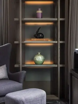 Room, 1 King Bed, Harbor View, Corner (Partial Harbour View)