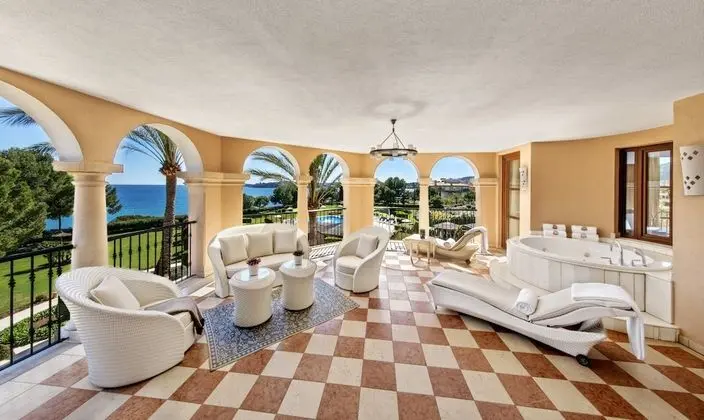 Süit, 1 Yatak Odası, Balkon (Diamond,1 Bedroom Larger,Seafront)