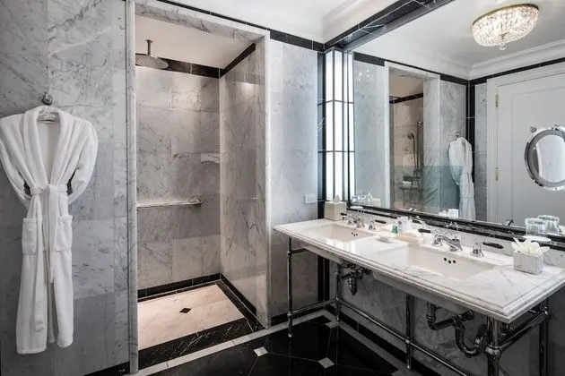 Superior Oda, 1 En Büyük (King) Boy Yatak (Mobility Accessible, Roll-In Shower)