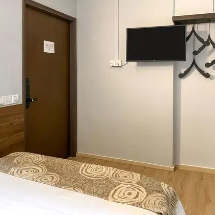 Double, Window, SHORT OVERNIGHT, 8 hours: 11PM-7AM