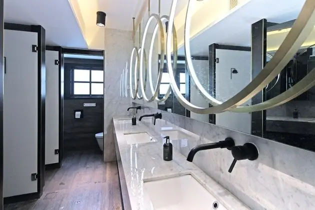 Cabin M, Window, Shared  Bathroom, 7 hours only: 10AM-5PM