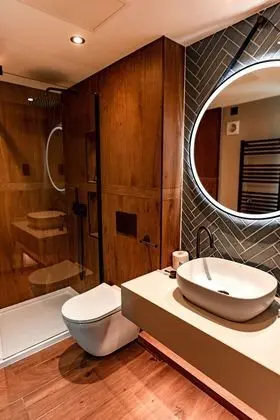 Deluxe Tek Büyük Yataklı Oda, Sıcak Su Havuzu