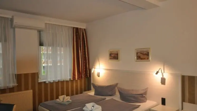 Basic Tek Büyük Yataklı Oda