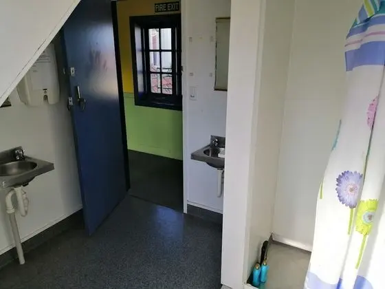Dört Kişilik Oda, Ortak Banyo