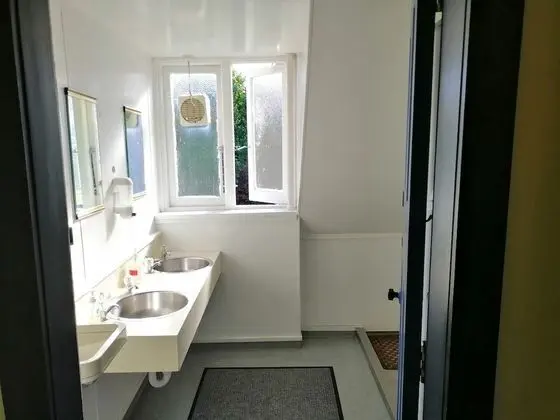 Dört Kişilik Oda, Ortak Banyo