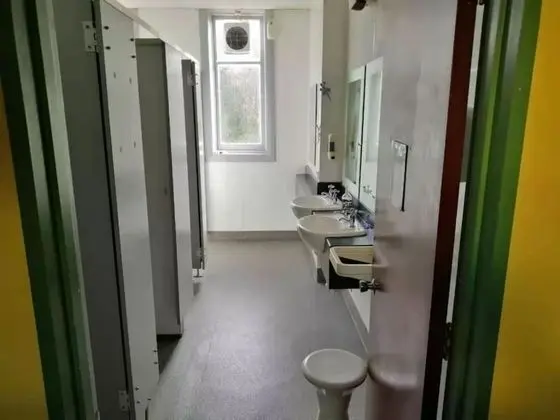 Dört Kişilik Oda, Ortak Banyo