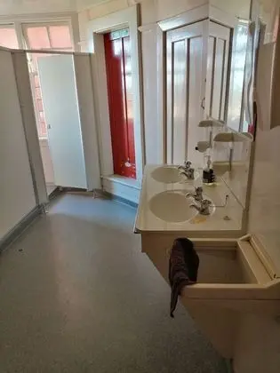 Dört Kişilik Oda, Ortak Banyo