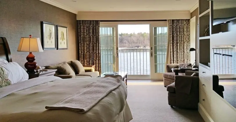 Harbor View Corner King