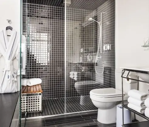 Standard Oda, 1 Büyük (Queen) Boy Yatak, Engellilere Uygun (Accessible Shower)