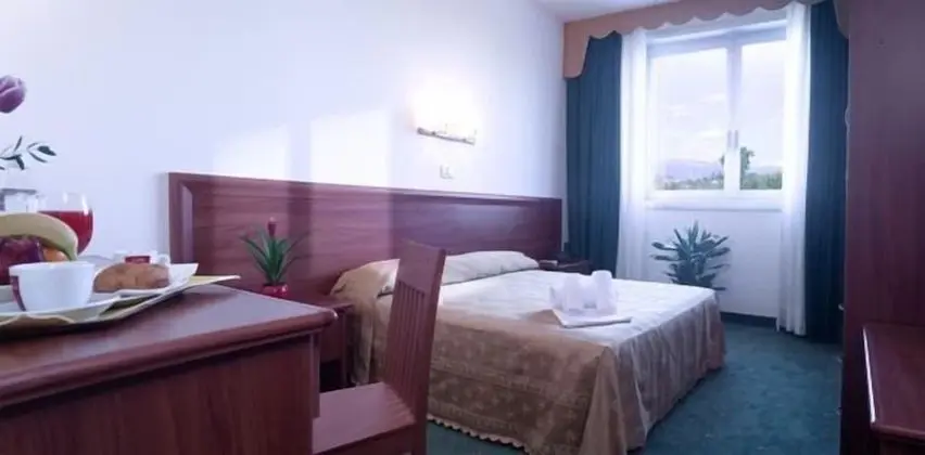 Büyük Yataklı Tek Kişilik Oda