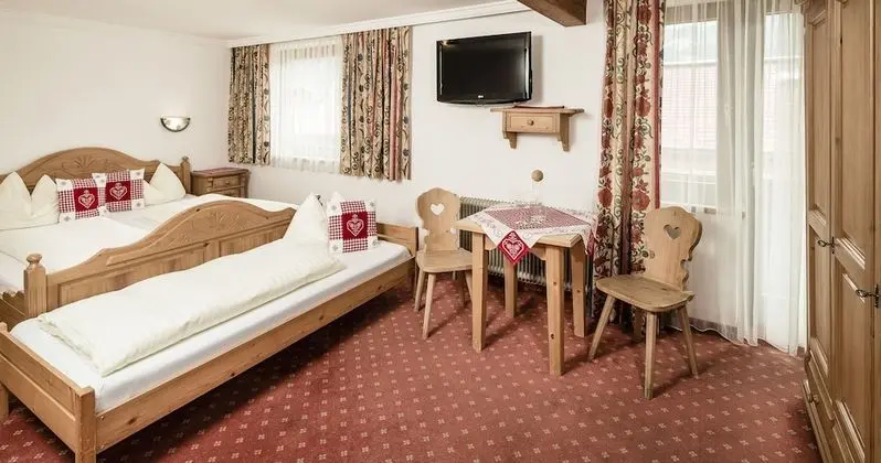 Economy Üç Kişilik Oda, Balkon, Dağ Manzaralı