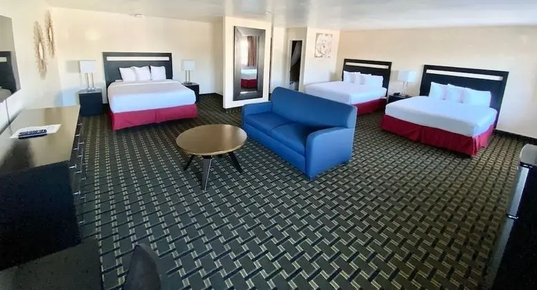 Family Room, 3 Queen Beds