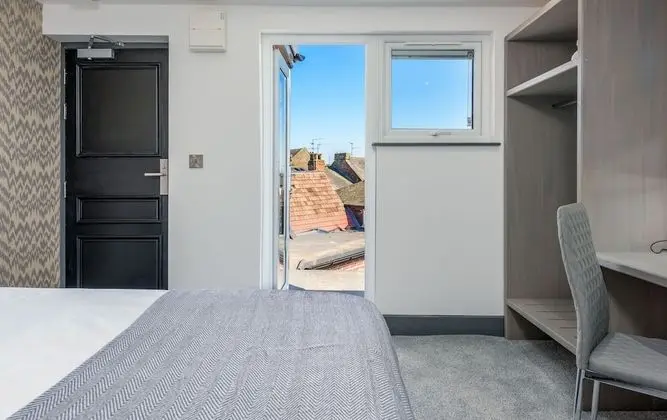 Design Tek Büyük Yataklı Oda, Banyolu/Duşlu