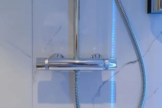 Design Tek Büyük Yataklı Oda, Banyolu/Duşlu
