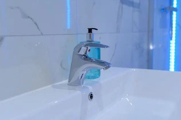 Design Tek Büyük Yataklı Oda, Banyolu/Duşlu