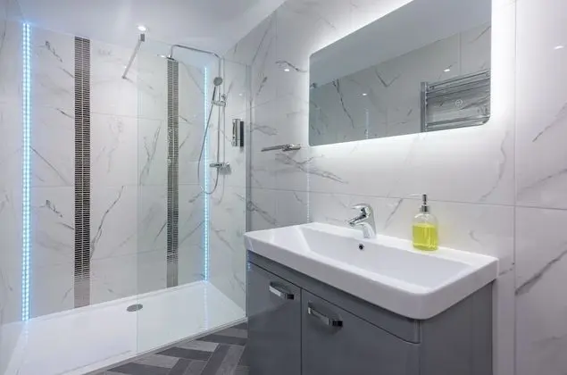 Design Tek Büyük Yataklı Oda, Banyolu/Duşlu