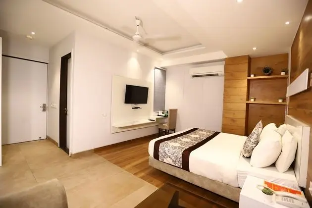 Executive Room with Sofa and Window