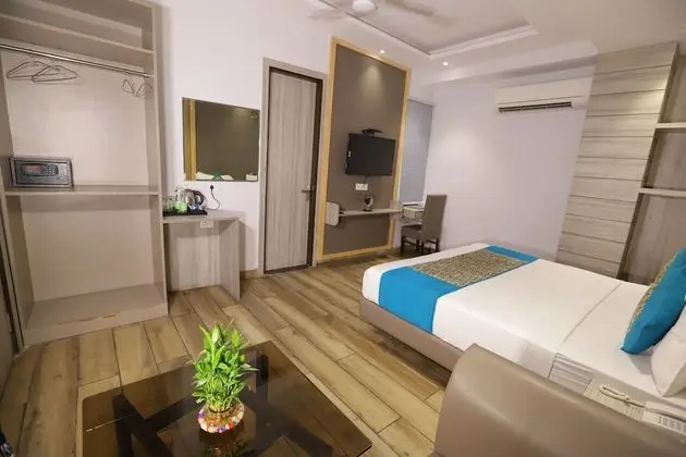 Executive Room with Sofa and Window