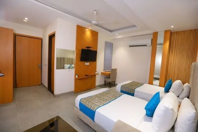 Executive Room with Sofa and Window