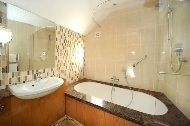 Tek Büyük veya İki Ayrı Yataklı Oda, Banyolu/Duşlu