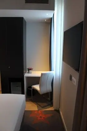 Tek Büyük Yataklı Oda (Airport View)