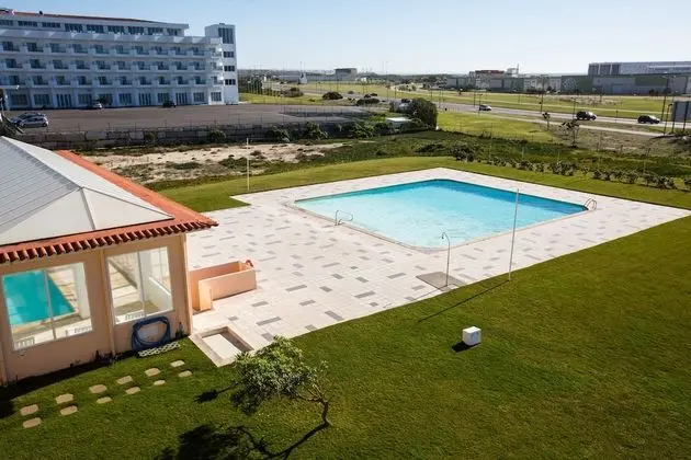 Tek Büyük veya İki Ayrı Yataklı Oda, Havuz Manzaralı (2 Adults and 1 Child up to 12 Yrs)