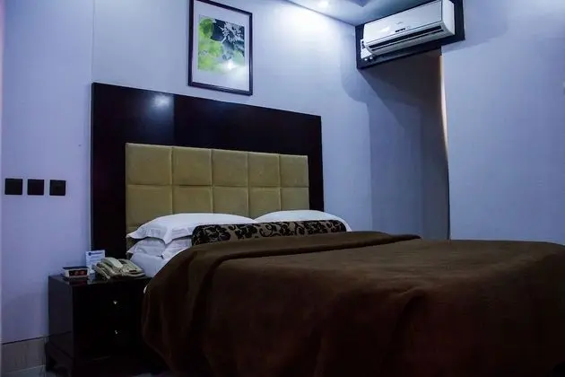 Standard Tek Büyük Yataklı Oda