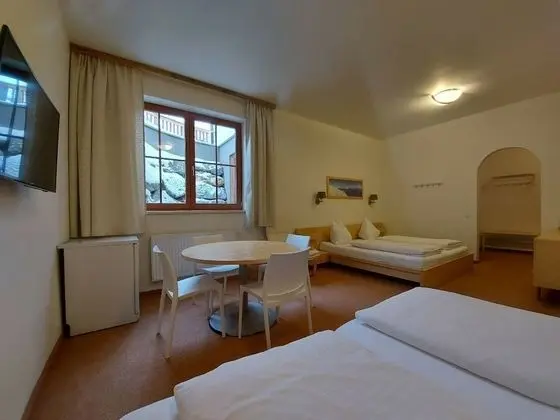 Standard Üç Kişilik Oda, Banyolu/Duşlu (Untergeschoss)