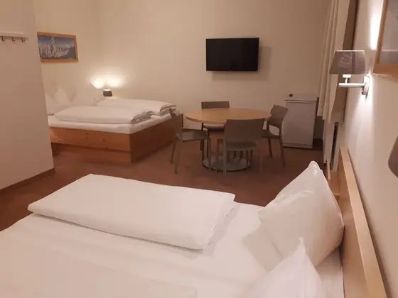 Standard Üç Kişilik Oda, Banyolu/Duşlu (Untergeschoss)