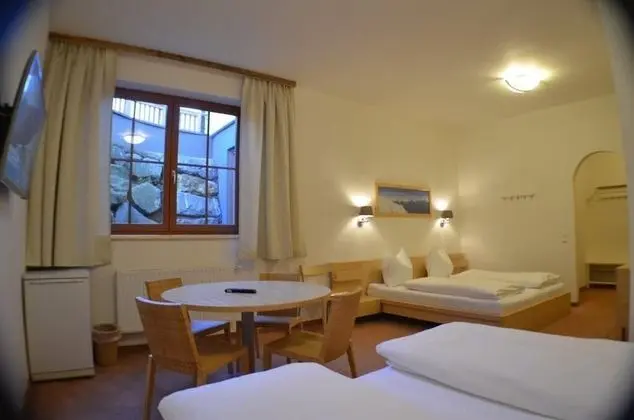 Standard Üç Kişilik Oda, Banyolu/Duşlu (Untergeschoss)