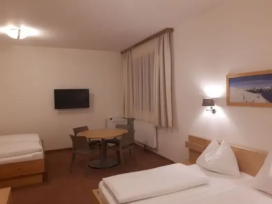 Standard Üç Kişilik Oda, Banyolu/Duşlu (Untergeschoss)