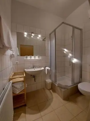 Standard Üç Kişilik Oda, Banyolu/Duşlu (Untergeschoss)