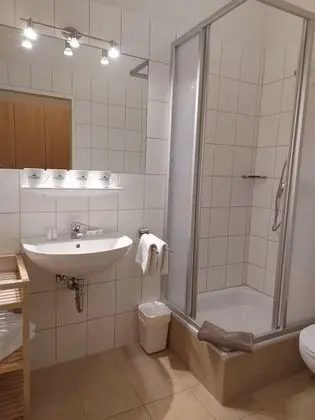 Standard Üç Kişilik Oda, Banyolu/Duşlu (Untergeschoss)