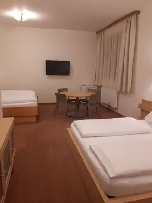 Standard Üç Kişilik Oda, Banyolu/Duşlu (Untergeschoss)