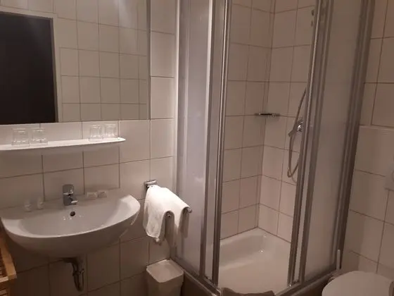 Standard Üç Kişilik Oda, Banyolu/Duşlu (Untergeschoss)