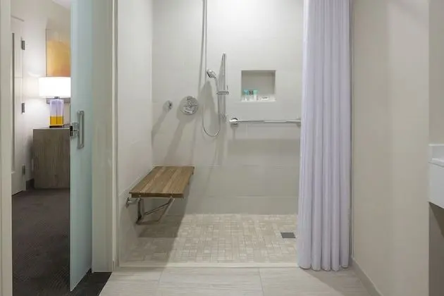 Deluxe Oda, 1 En Büyük (King) Boy Yatak, Engellilere Uygun (Shower)