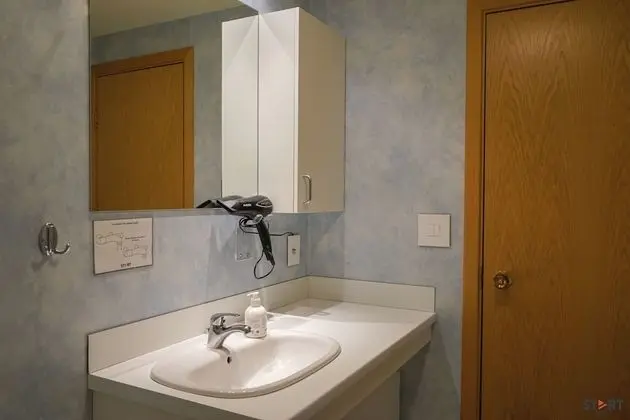 Tek Büyük veya İki Ayrı Yataklı Oda, Ortak Banyo