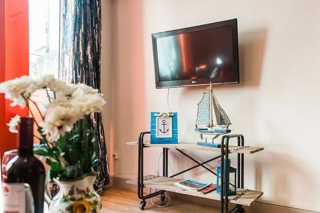 Newly renovated, centrally located near Acropolis