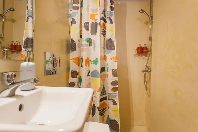 Newly renovated, centrally located near Acropolis