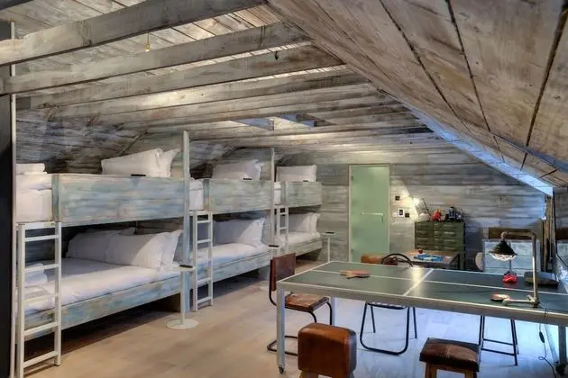 Oda, Birden Çok Yatak (The Dorm)
