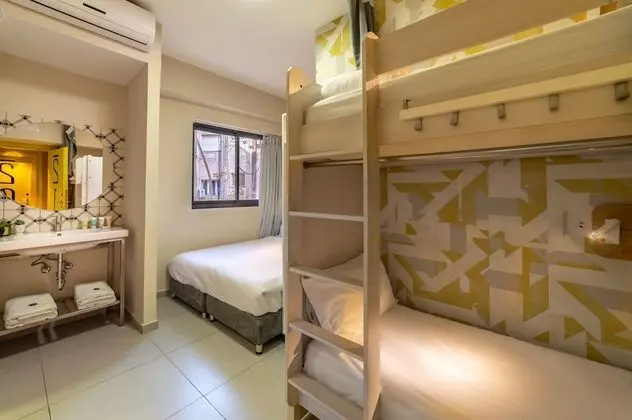 Small Family Room (2 Adults+2 Children