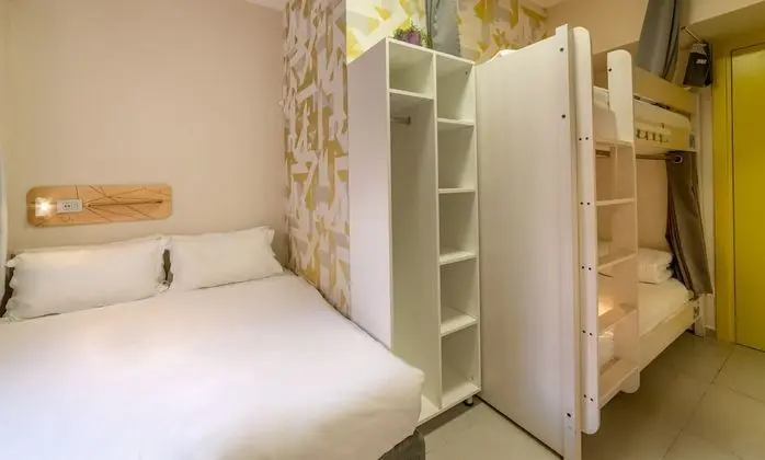 Small Family Room (2 Adults+2 Children