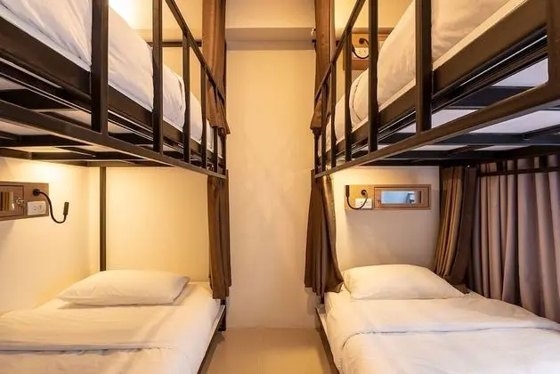 Female Dorm Capsule 5-Beds Private Bathroom