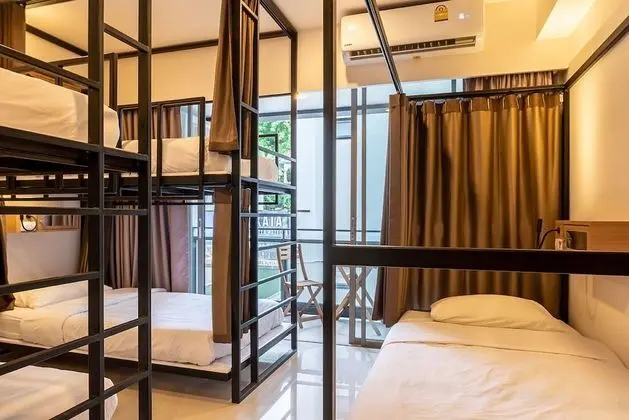 Female Dorm Capsule 5-Beds Private Bathroom