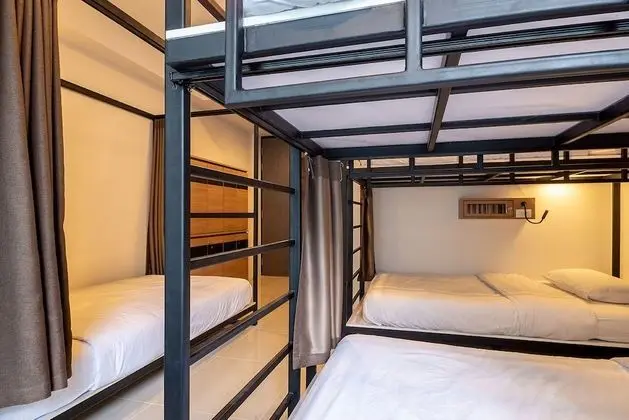 Female Dorm Capsule 5-Beds Private Bathroom