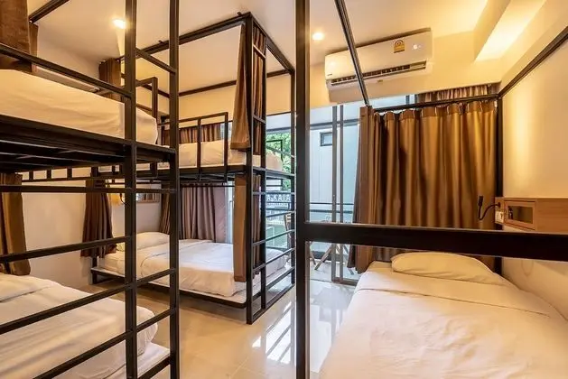 Female Dorm Capsule 5-Beds Private Bathroom